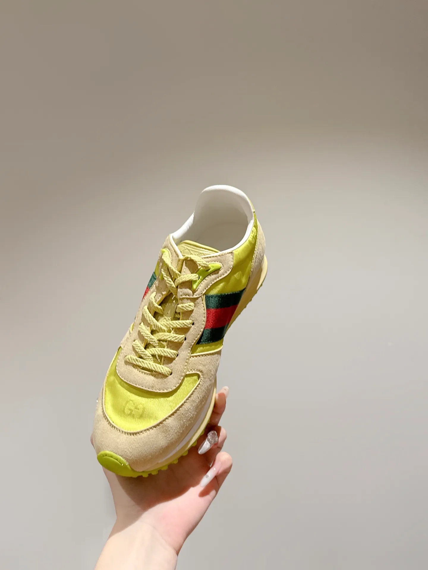 p700🐮🐮 GUCCI 2025 latest spring and summer catwalk style sports shoes Forrest Gump shoes 25 super popular show items with high appearance rate and many celebrities and Internet celebrities. The classic shoe design uses innovative stitching technology to create a water-like flowing texture. Super comfortable on the feet. Leather splicing and breathable logo fabric with classic green and red webbing embellishment. All show the brand tone (buttons are removable) original molded combination outsole ▪️Size: Male 39-44 (Male 45, customized, non-returnable)